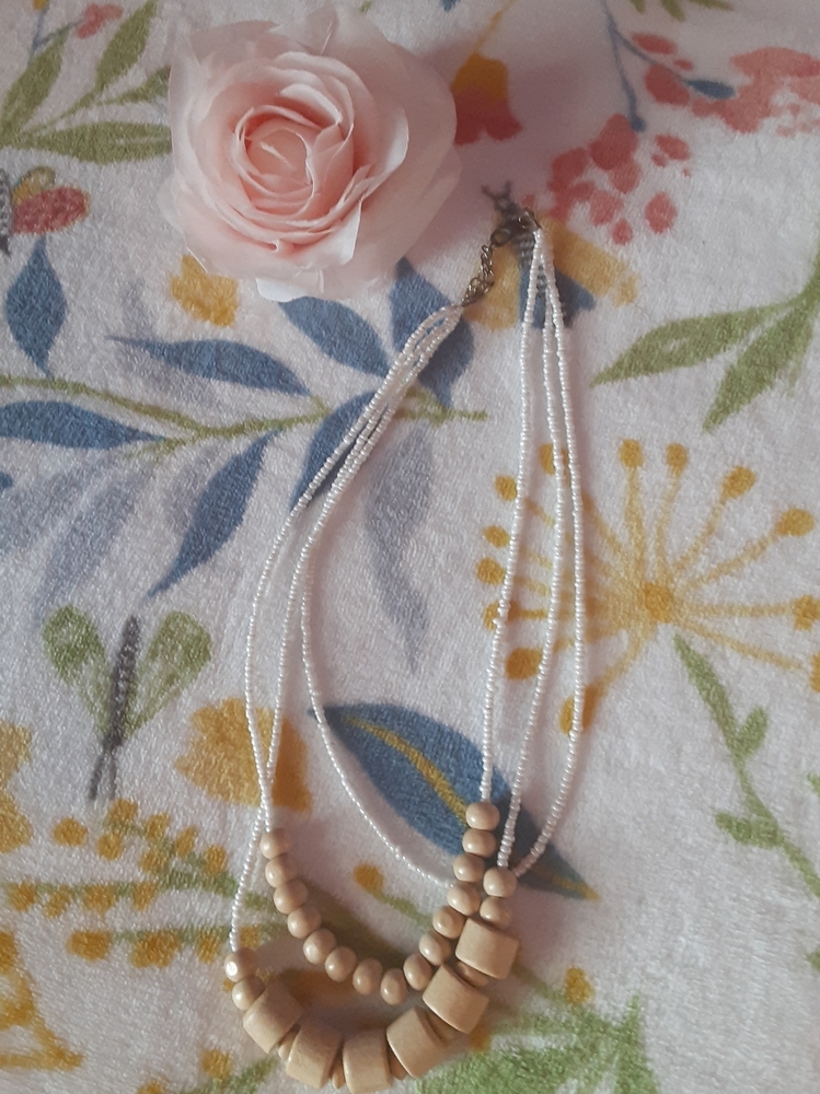 A White necklace flower not in cluded